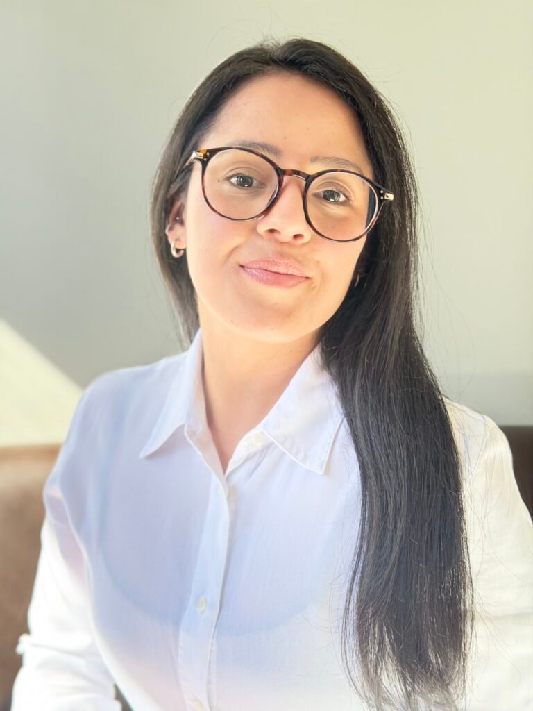 Psicóloga Alana Tanaka em retrato profissional para apresentação no site